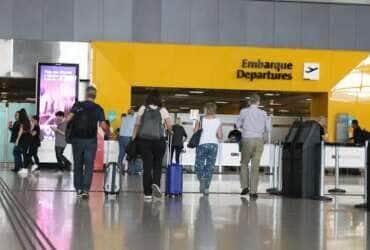 Passageiros embarcam no terminal 3 do Aeroporto Internacional de Guarulhos.