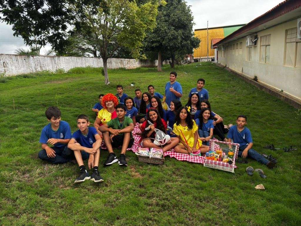 Crianças interagindo com livros durante o evento