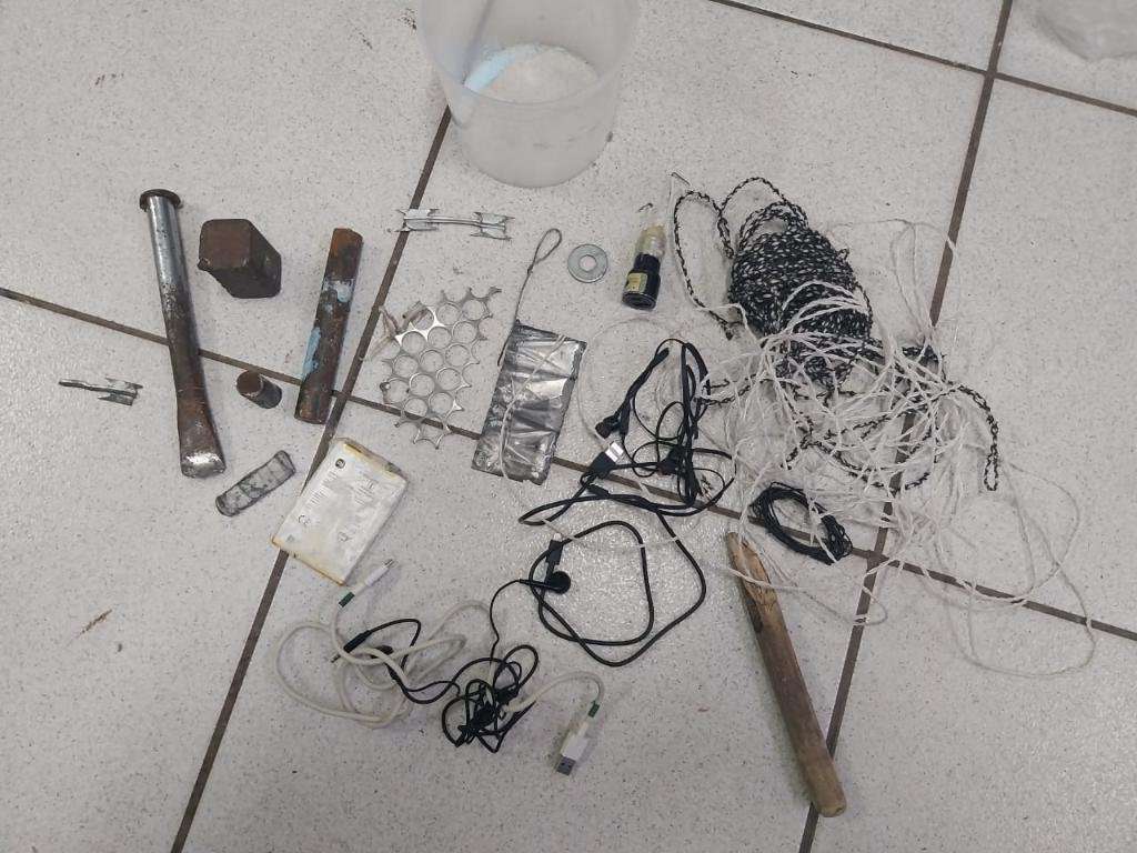 Celulares apreendidos e materiais ilícitos encontrados