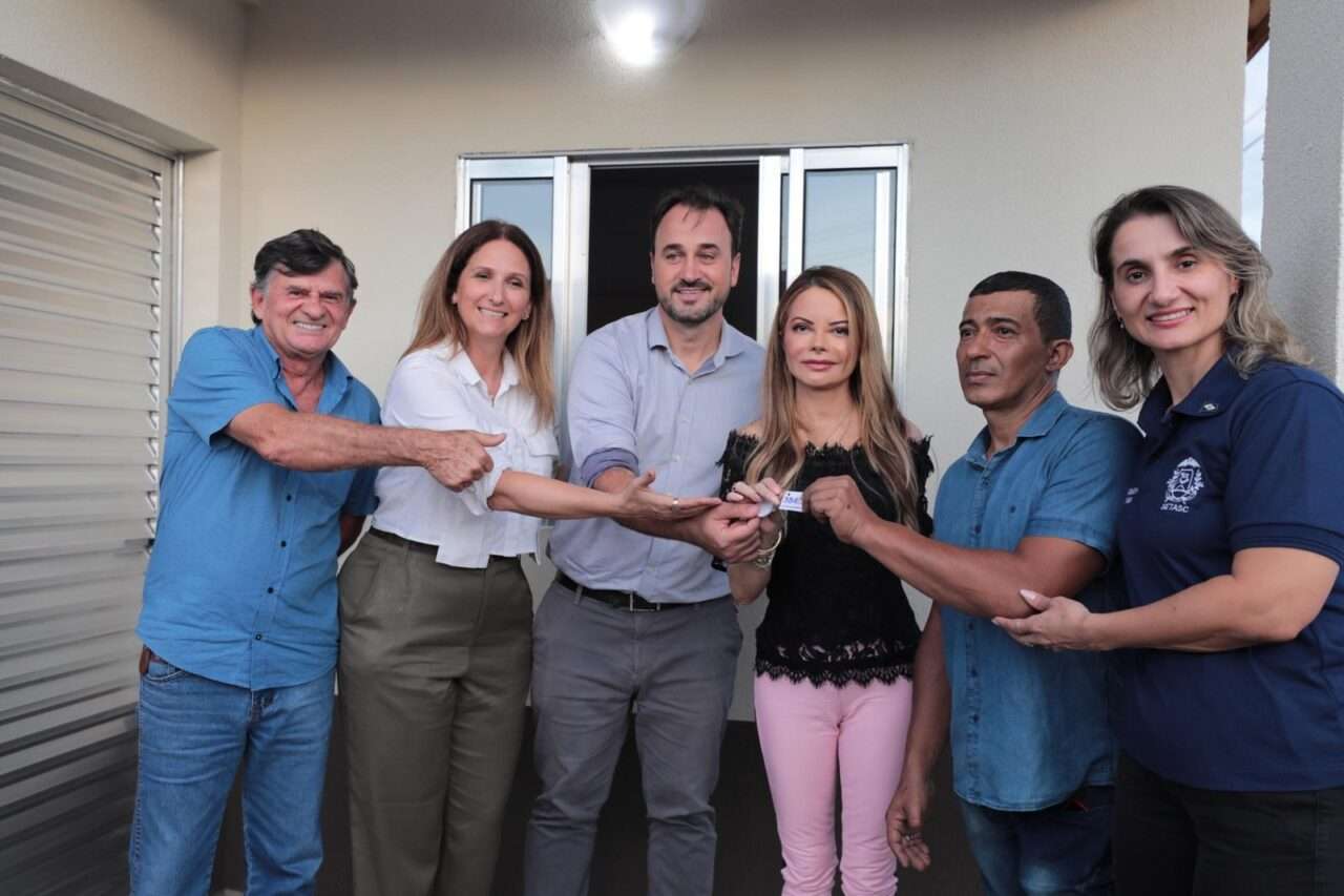 Entrega de casas em Água Boa