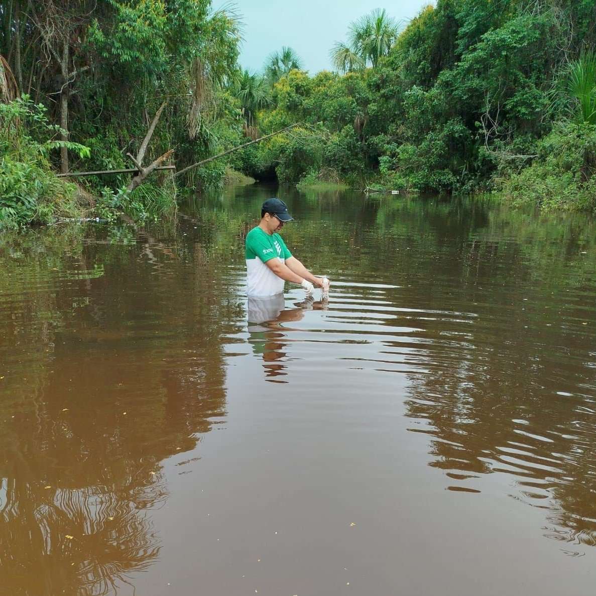Equipe realizando coleta de água