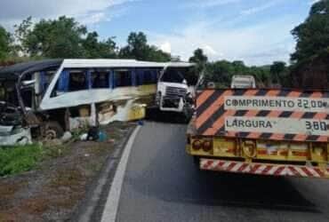 Acidente entre ônibus e carreta deixa 19 feridos na BR-070, em Mato Grosso