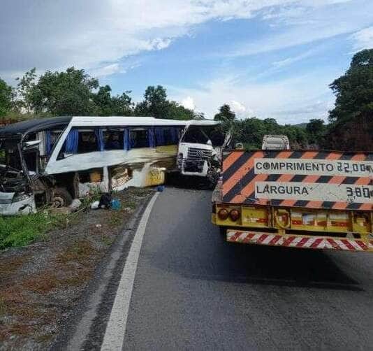Acidente entre ônibus e carreta deixa 19 feridos na BR-070, em Mato Grosso
