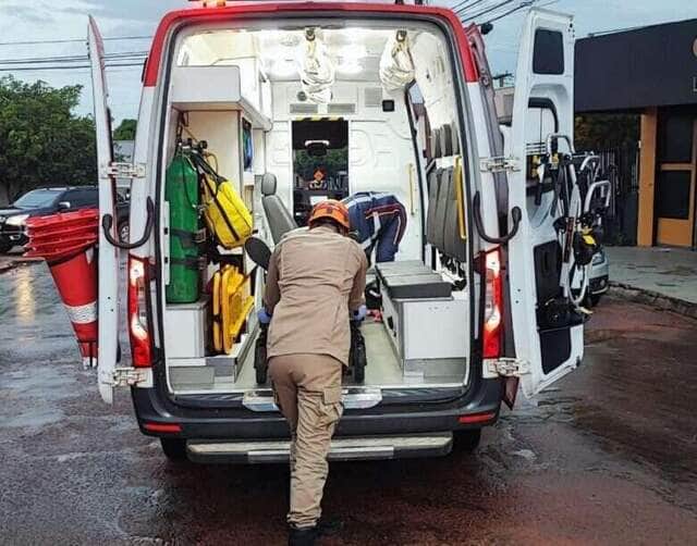 Bombeiros de Mato Grosso socorrem pedestre atropelada em estacionamento de supermercado