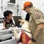 Bombeiros levam cães para visitar crianças internadas no Hospital Santa de Cuiabá
