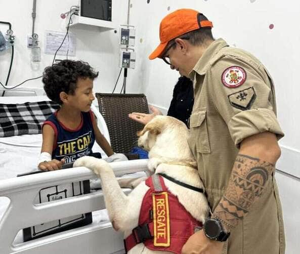 Bombeiros levam cães para visitar crianças internadas no Hospital Santa de Cuiabá