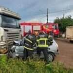 Bombeiros retira corpo de vítima presa às ferragens após acidente em estrada de Mato Grosso