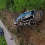 Carreta com destino a Mato Grosso tomba na BR-364 em Rondônia