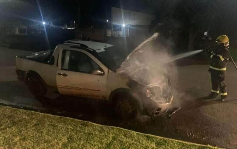 Corpo de Bombeiros combate incêndio em veículo em Guarantã do Norte