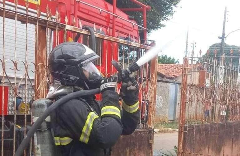 Corpo de Bombeiros extingue incêndio em residência em Poconé
