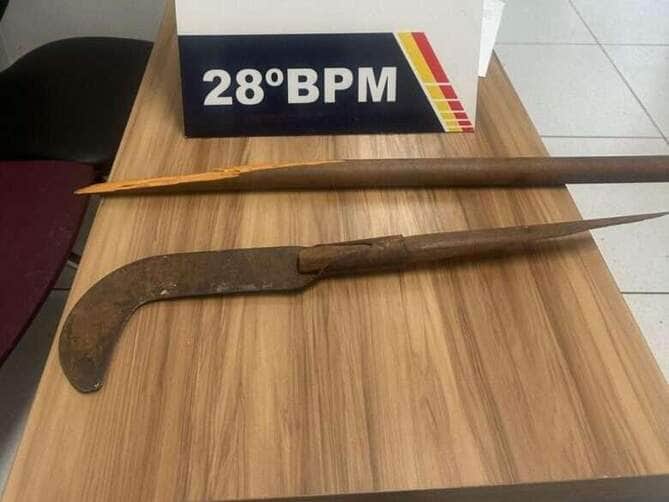 Homem é preso em flagrante após tentar agredir esposa e filha com foice em Mato Grosso