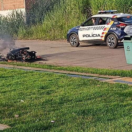 Ocorrência inclui desacato, desobediência e resistência; suspeita foi medicada e conduzida à delegacia.