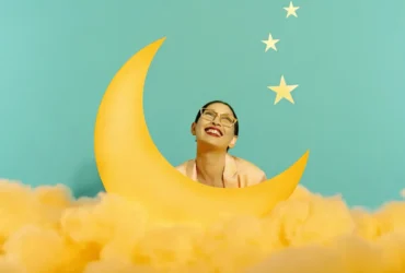 Mulher Feliz com a previsão do seu zodíaco