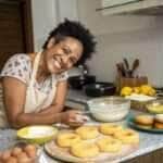 Mulher fazendo rosquinha