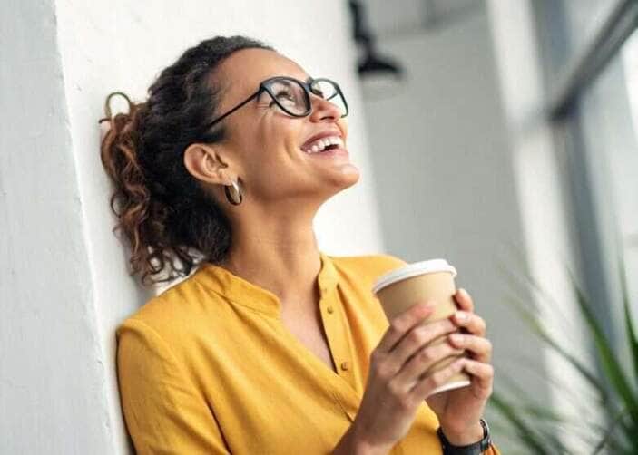 Mulher feliz com café na mão