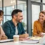 Pessoas felizes em reunião