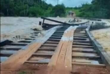 Ponte de madeira é arrastada por força da água em Mato Grosso