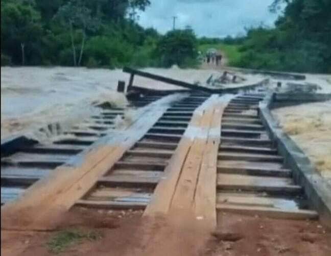 Ponte de madeira é arrastada por força da água em Mato Grosso