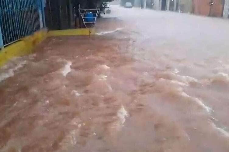 Rondonópolis sofre com alagamentos após fortes chuvas e revela problemas estruturais