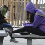 Saiba como redes de ensino que proibem celulares aplicam as regras