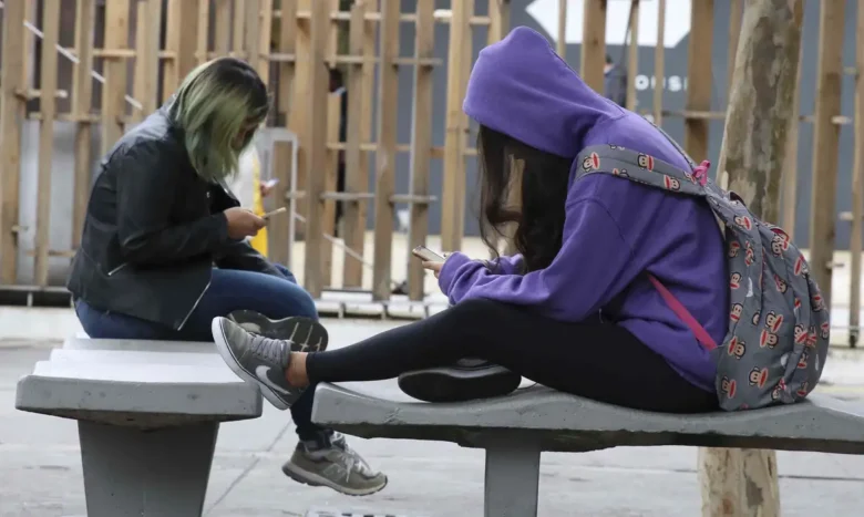 Saiba como redes de ensino que proibem celulares aplicam as regras
