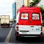 Carro cai em córrego após acidente em Cuiabá e deixa dois feridos graves