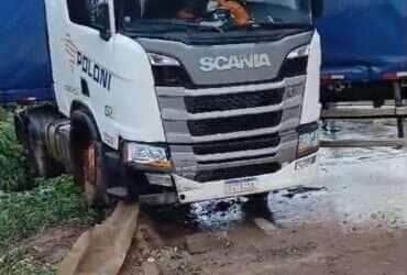 (VÍDEO) Acidente com veículo de carga interdita BR-364 na Serra de São Vicente