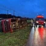 Carreta carrega com milho tomba as margens da mt-449 em Lucas do Rio Verde