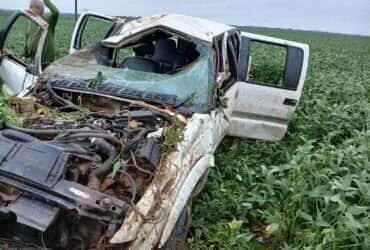 Motorista desvia de anta e capota caminhonete na rodovia Izidoro Pivetta em Lucas do Rio Verde