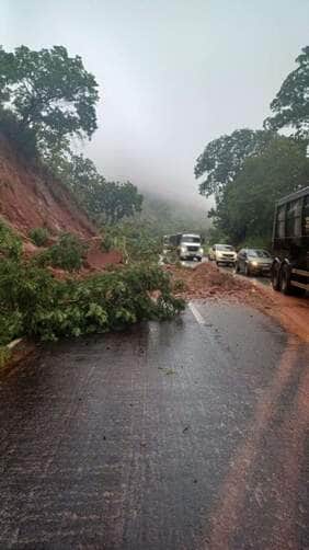 Deslizamento de Terra na Serra da Petrovina Causa Lentidão na BR-364 em Pedra Preta