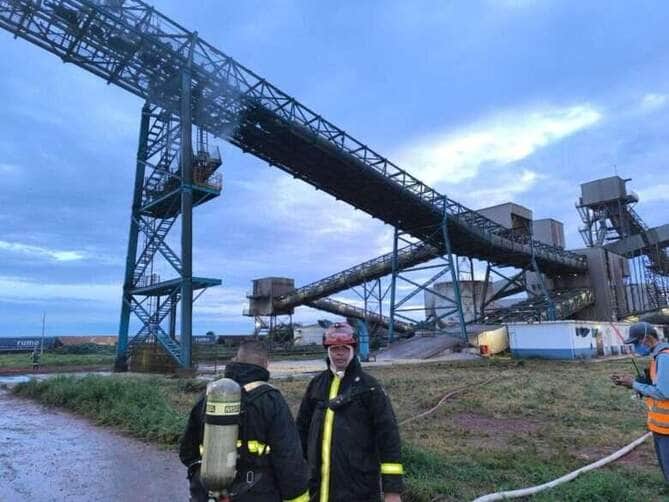 Bombeiros combatem incêndio em terminal de cargas na BR-163, em Rondonópolis