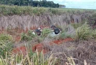 Acidente ocorreu durante chuva leve; Corpo de Bombeiros resgatou vítima presa às ferragens.