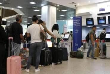 Movimento de passageiros no Aeroporto Santos Dumont no primeiro dia de greve dos aeronautas.