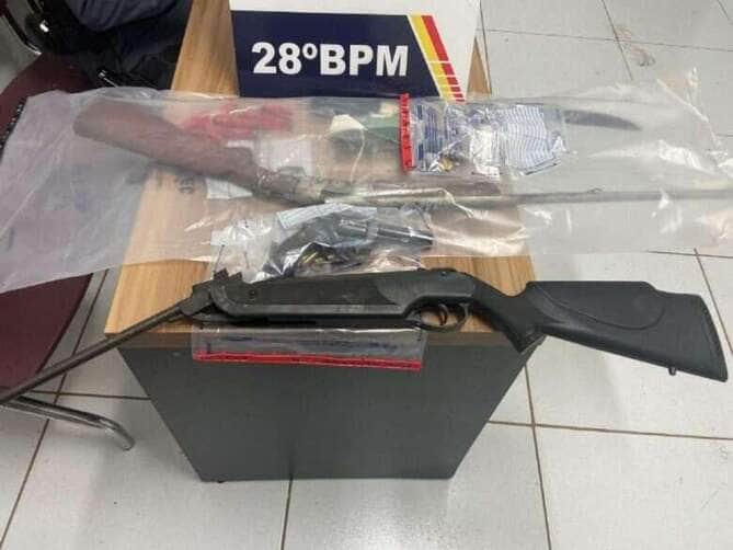 Suspeito, membro de facção criminosa, agrediu a esposa e ameaçou matá-la antes do confronto.