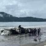 Avião de pequeno porte explode na Praia do Cruzeiro, em Ubatuba (SP), deixando dois mortos 