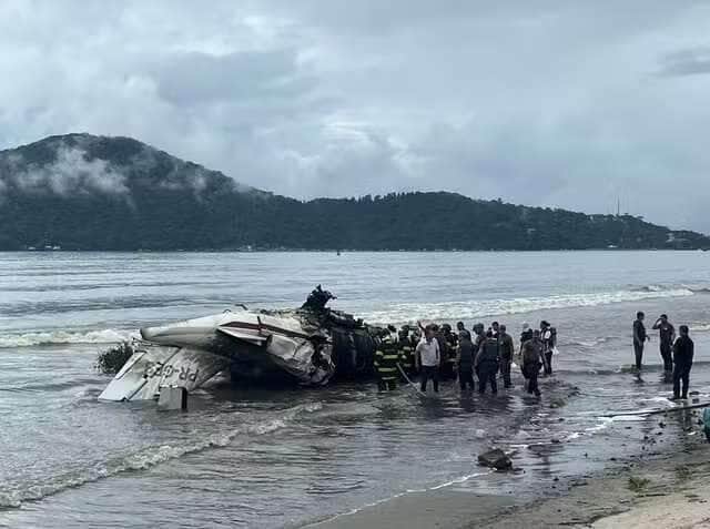 Avião de pequeno porte explode na Praia do Cruzeiro, em Ubatuba (SP), deixando dois mortos 