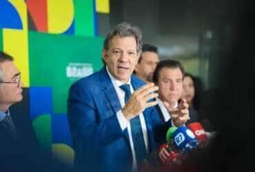 Ministro da Fazenda, Fernando Haddad, Ministro do Trabalho, Luiz Marinho, e Presidente da Febraban, Isaac Sidney, durante conversa com a imprensa, no Palácio do Planalto. Brasília - DF