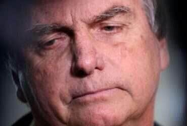 Rio de Janeiro (RJ), 29/06/2023 - O ex-presidente Jair Bolsonaro desembarca no aeroporto Santos Dumont e fala sobre o julgamento no TSE que pode torná-lo inelegível. Foto:Tânia Rêgo/Agência Brasil