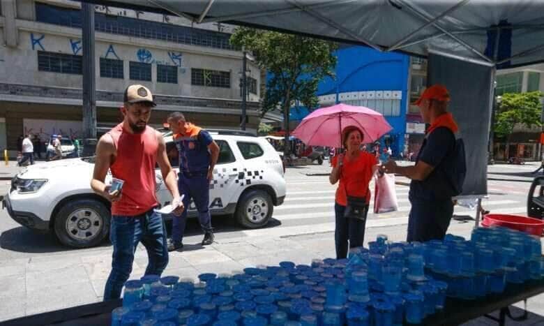 São Paulo SP 12/11/2023 Defesa Civil distribui agua para a população em frente ao Teatro Municipal.  Foto: Paulo Pinto/Agência Brasil