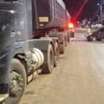 Condutor foi socorrido e encaminhado ao hospital; veículo tinha documentação vencida e diversas bebidas alcoólicas foram encontradas no carro.