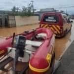 Balneário Camboriú (SC), 17/01/2025 - Carro com barco do Corpo de Bomberos auxilia na ajuda de resgate de pessoas durante chuvas. Foto: CBMSC/Divulgação
