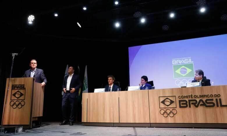 Rio de Janeiro (RJ) 29/01/2025 - Os prefeitos do Rio de Janeiro, Eduardo Paes, e de Niterói, Rodrigo Neves, com o ministro do Esporte, André Fufuca, na aprovação pelo Comitê Olímpico Brasileiro da candidatura das cidades aos Jogos Pan-americanos de 2031. Foto: Fernando Frazão/Agência Brasil