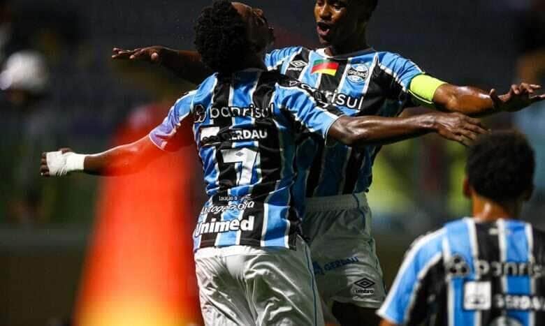 Grêmio derrota Palmeiras por 3 a 2 e avança às semifinais da Copinha, em 19/01/2025