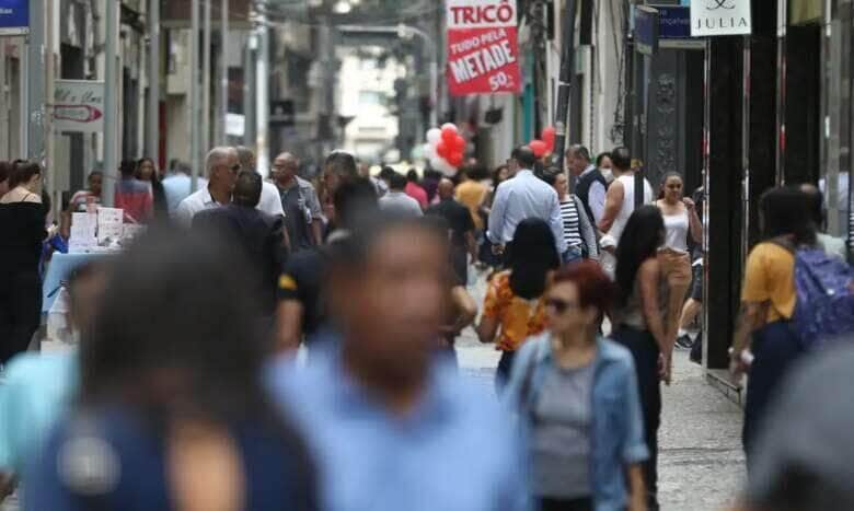 Movimentação de pessoas nas ruas do centro da cidade.