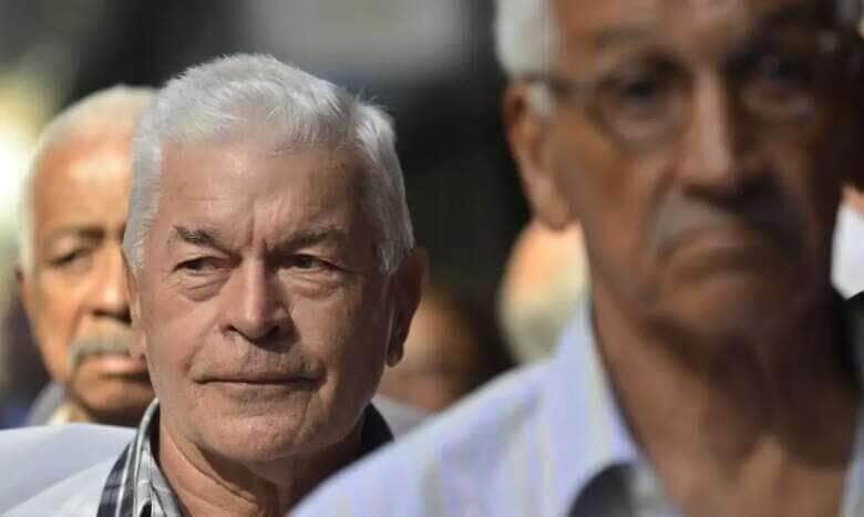 Aeronautas, aeroviários aposentados, e pensionistas do Fundo Aerus, que reúne ex-trabalhadores das extintas Varig e Transbrasil, protestam na Advocacia Geral da União (Fernando Frazão/Agência Brasil)