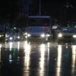 Rio de Janeiro (RJ) 29/01/2025 – Chegada de chuvas faz Defesa Civil enviar alerta extremo na cidade pela primeira vez. Motoristas dirigem sob chuva no Centro. Foto: Fernando Frazão/Agência Brasil