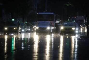 Rio de Janeiro (RJ) 29/01/2025 – Chegada de chuvas faz Defesa Civil enviar alerta extremo na cidade pela primeira vez. Motoristas dirigem sob chuva no Centro. Foto: Fernando Frazão/Agência Brasil