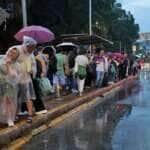 São Paulo (SP) 24/01/2025 - Forte chuva causa alagamentos e congestiona o trânsito e pontos de ônibus ficam lotados na Avenida Matarazzo em São Paulo.  Foto Paulo Pinto/Agencia Brasil