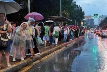 São Paulo (SP) 24/01/2025 - Forte chuva causa alagamentos e congestiona o trânsito e pontos de ônibus ficam lotados na Avenida Matarazzo em São Paulo.  Foto Paulo Pinto/Agencia Brasil
