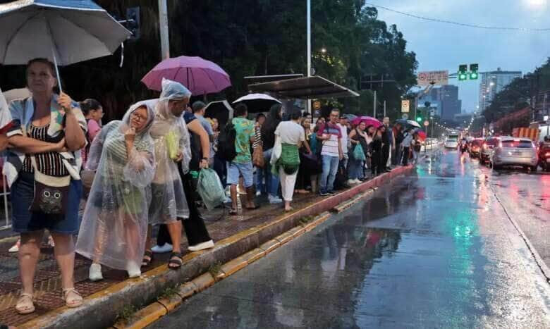 São Paulo (SP) 24/01/2025 - Forte chuva causa alagamentos e congestiona o trânsito e pontos de ônibus ficam lotados na Avenida Matarazzo em São Paulo.  Foto Paulo Pinto/Agencia Brasil